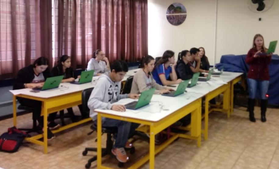 NRE Pitanga incentivando iniciação à programação através do Scratch NRE Pitanga incentivando iniciação à programação através do Scratch