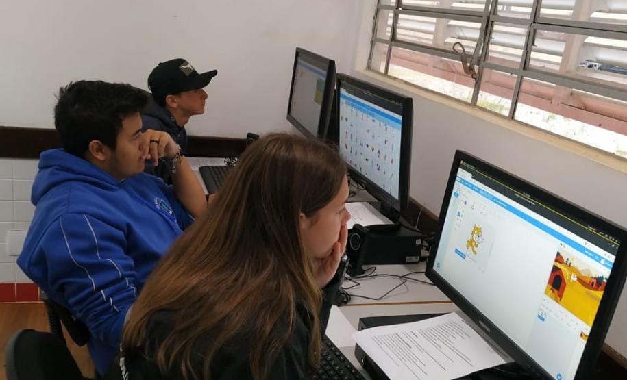 NRE Pitanga incentivando iniciação à programação através do Scratch NRE Pitanga incentivando iniciação à programação através do Scratch