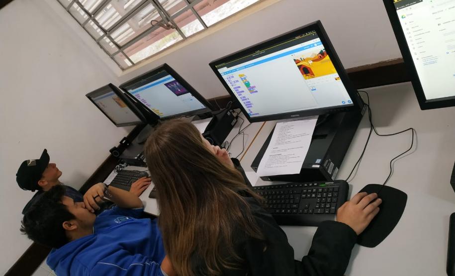 NRE Pitanga incentivando iniciação à programação através do Scratch NRE Pitanga incentivando iniciação à programação através do Scratch