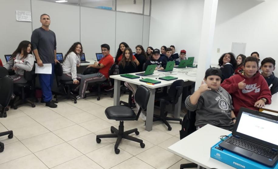 NRE Pitanga incentivando iniciação à programação através do Scratch NRE Pitanga incentivando iniciação à programação através do Scratch