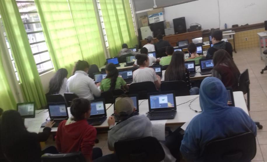 NRE Pitanga incentivando iniciação à programação através do Scratch NRE Pitanga incentivando iniciação à programação através do Scratch