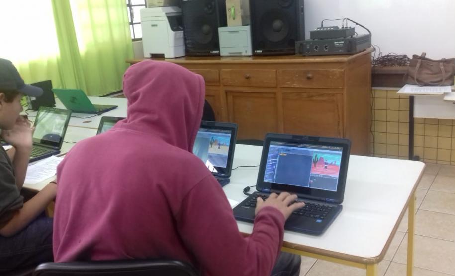 NRE Pitanga incentivando iniciação à programação através do Scratch NRE Pitanga incentivando iniciação à programação através do Scratch