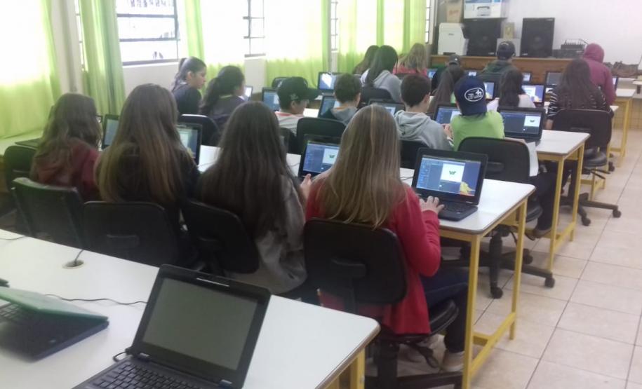 NRE Pitanga incentivando iniciação à programação através do Scratch NRE Pitanga incentivando iniciação à programação através do Scratch