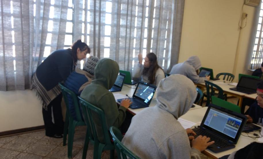 NRE Pitanga incentivando iniciação à programação através do Scratch NRE Pitanga incentivando iniciação à programação através do Scratch