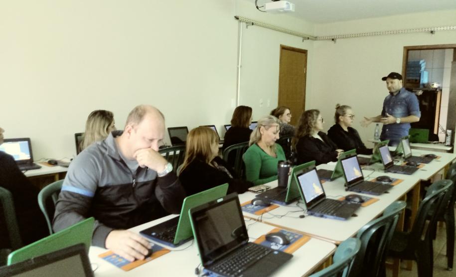 NRE Pitanga incentivando iniciação à programação através do Scratch NRE Pitanga incentivando iniciação à programação através do Scratch