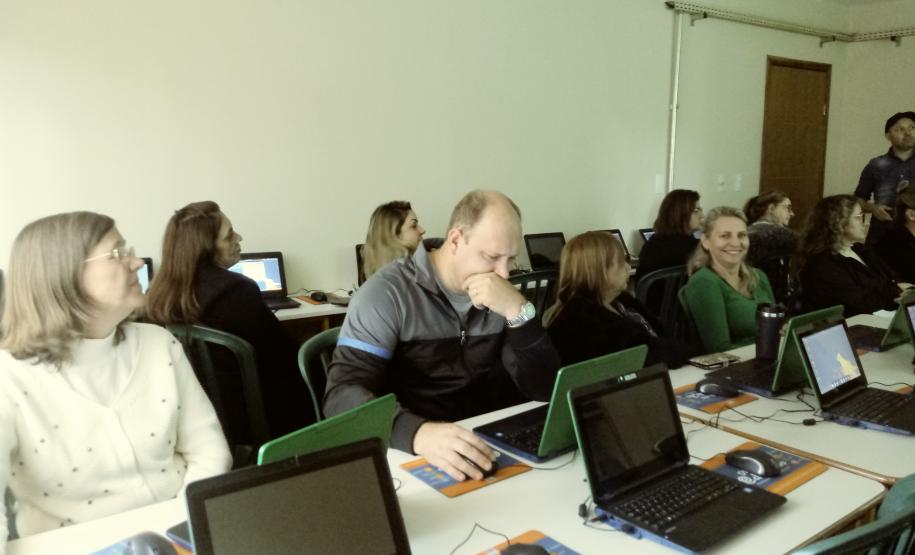 NRE Pitanga incentivando iniciação à programação através do Scratch NRE Pitanga incentivando iniciação à programação através do Scratch