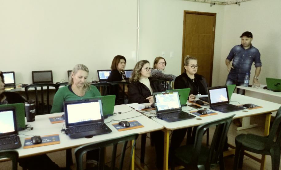 NRE Pitanga incentivando iniciação à programação através do Scratch NRE Pitanga incentivando iniciação à programação através do Scratch